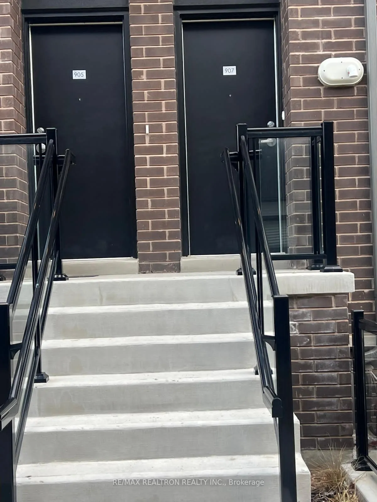 Front of Unit 907, 1695 Dersan Street S
