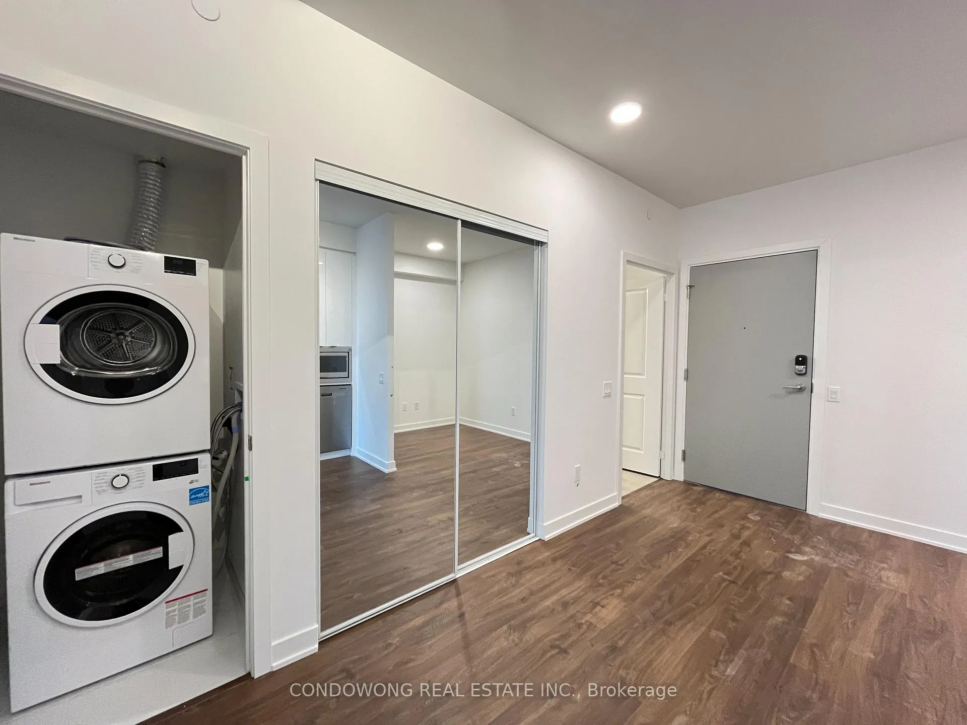 Photo 3 of 50 Upper Mall Way E, Vaughan, Brownridge — HOMEH