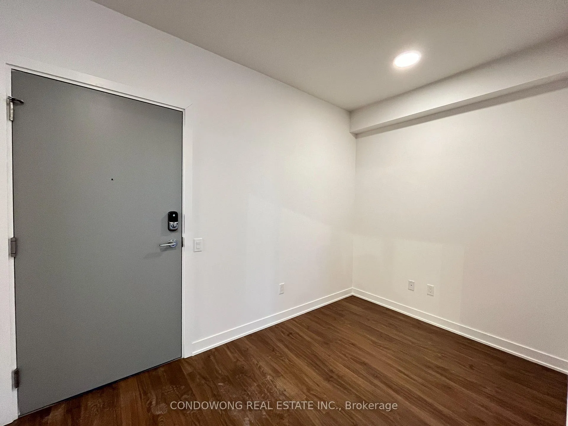 Photo 5 of 50 Upper Mall Way E, Vaughan, Brownridge — HOMEH