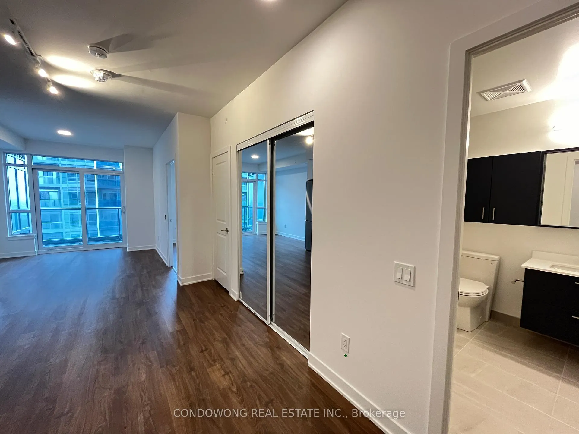 Photo 7 of 50 Upper Mall Way E, Vaughan, Brownridge — HOMEH