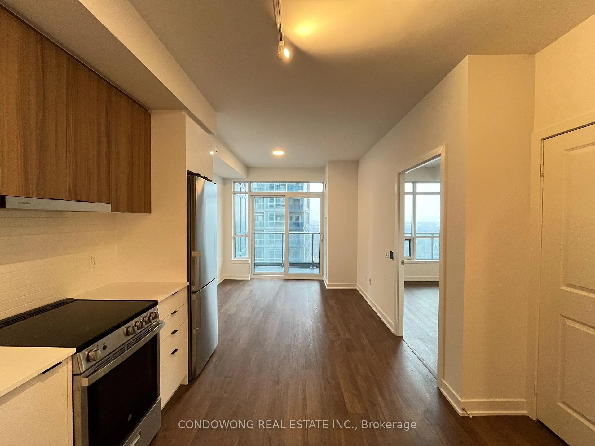Photo 9 of 50 Upper Mall Way E, Vaughan, Brownridge — HOMEH