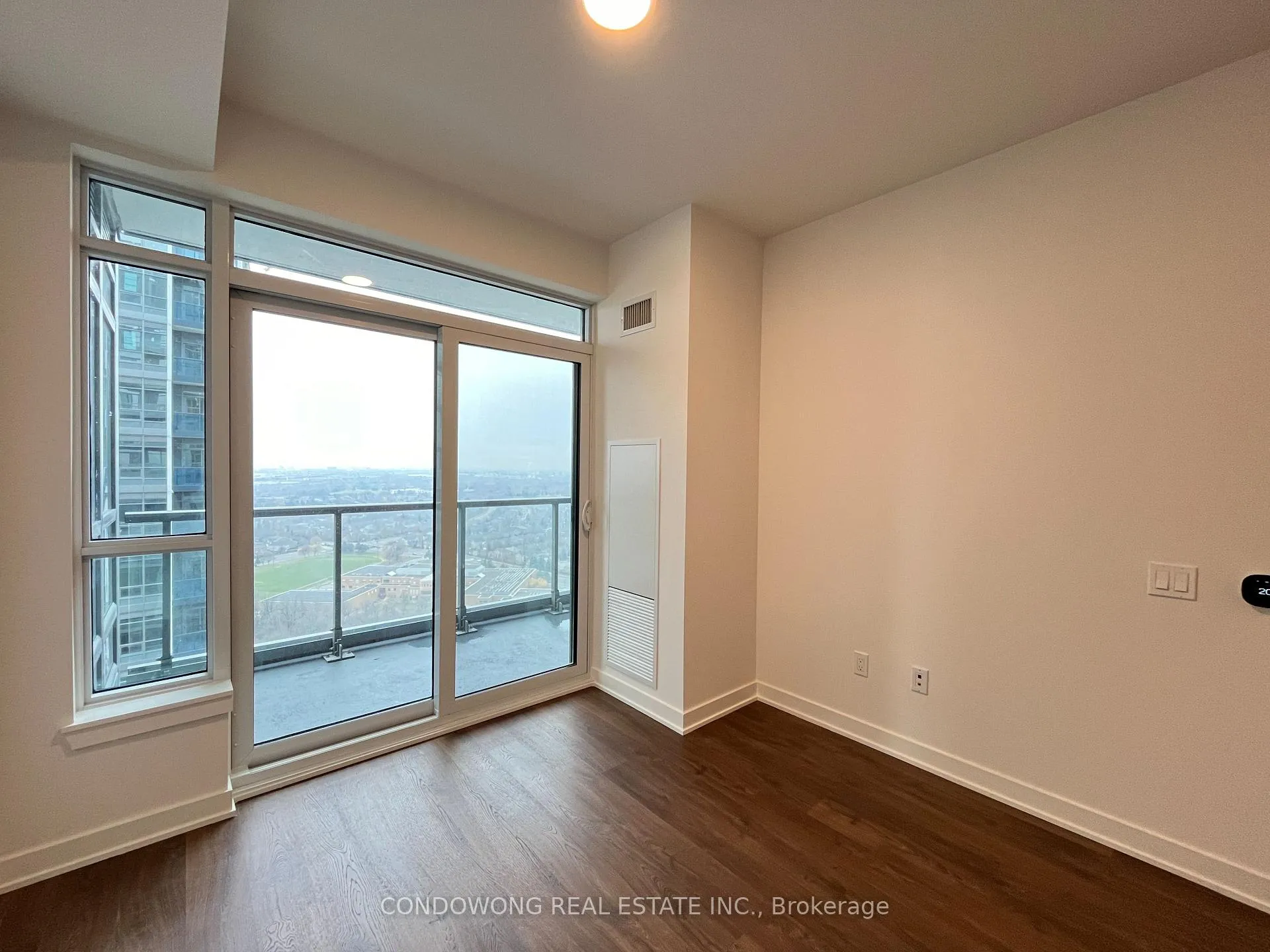 Photo 11 of 50 Upper Mall Way E, Vaughan, Brownridge — HOMEH
