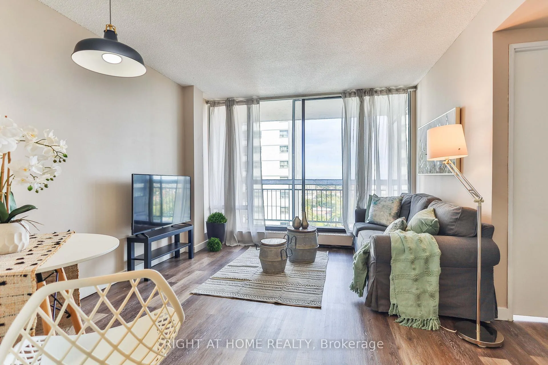 Front of Unit 1603, 150 Charlton Avenue E