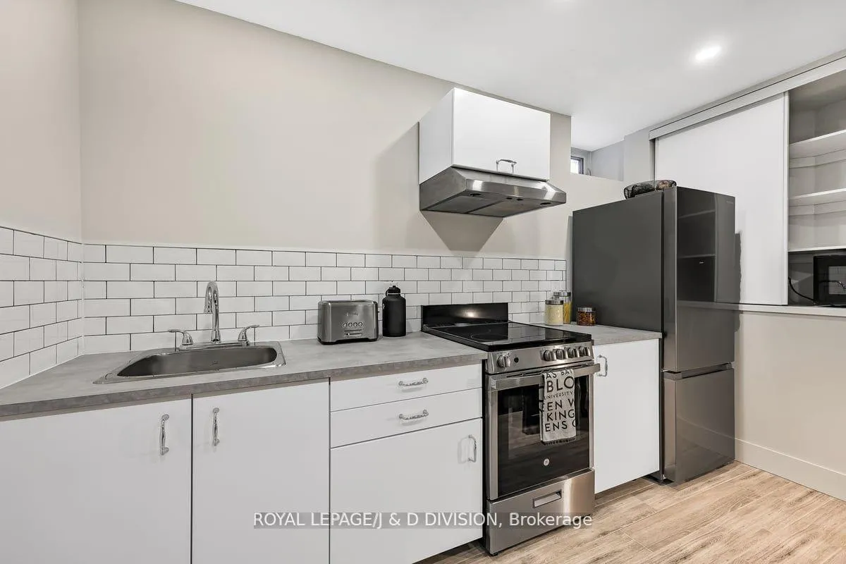 Photo 6 of Unit Lower, 31 Lawrence Avenue W, Toronto, Lawrence Park South — HOMEH