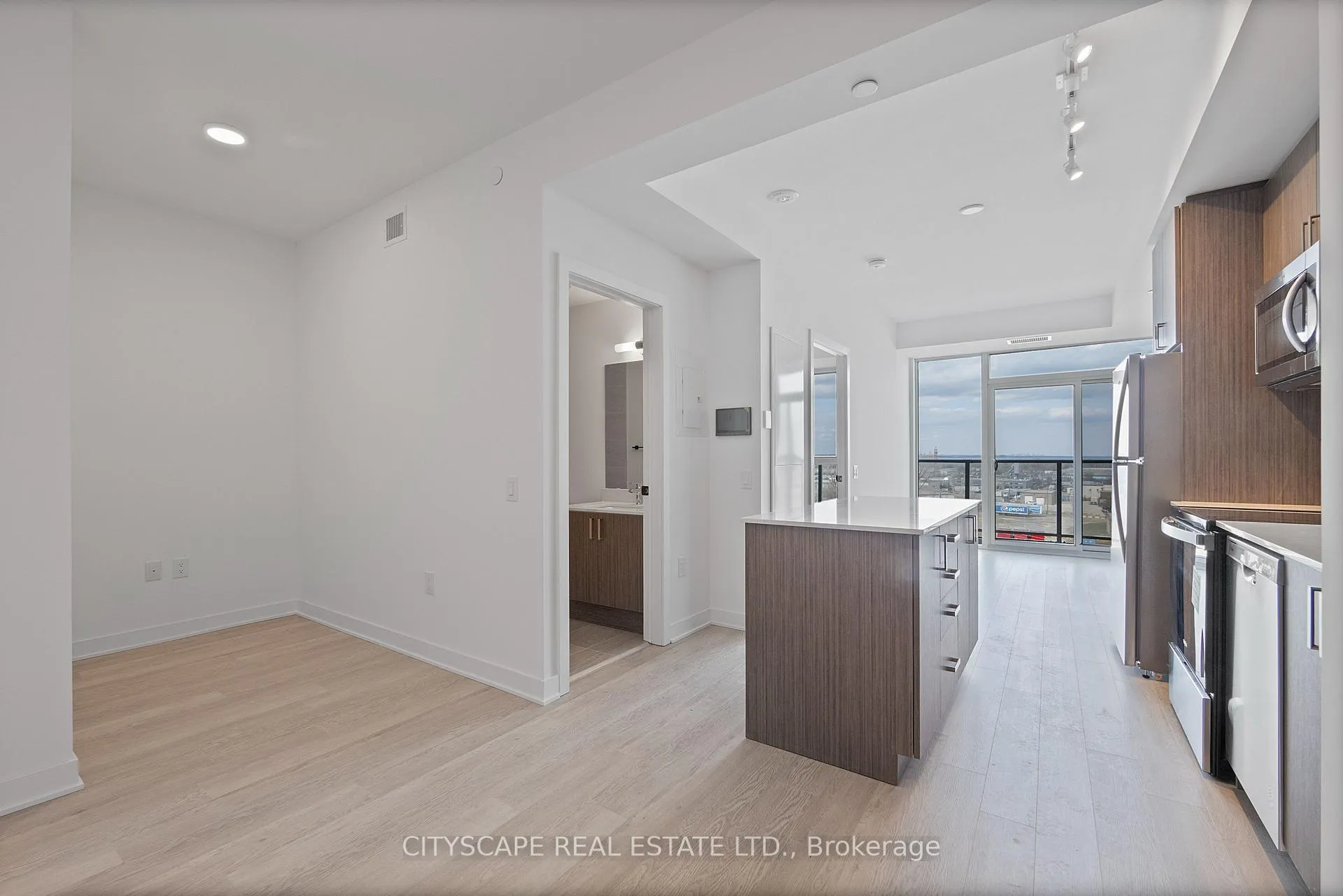 Photo 3 of Unit 610, 2782 Barton Street E, Hamilton, Riverdale — HOMEH