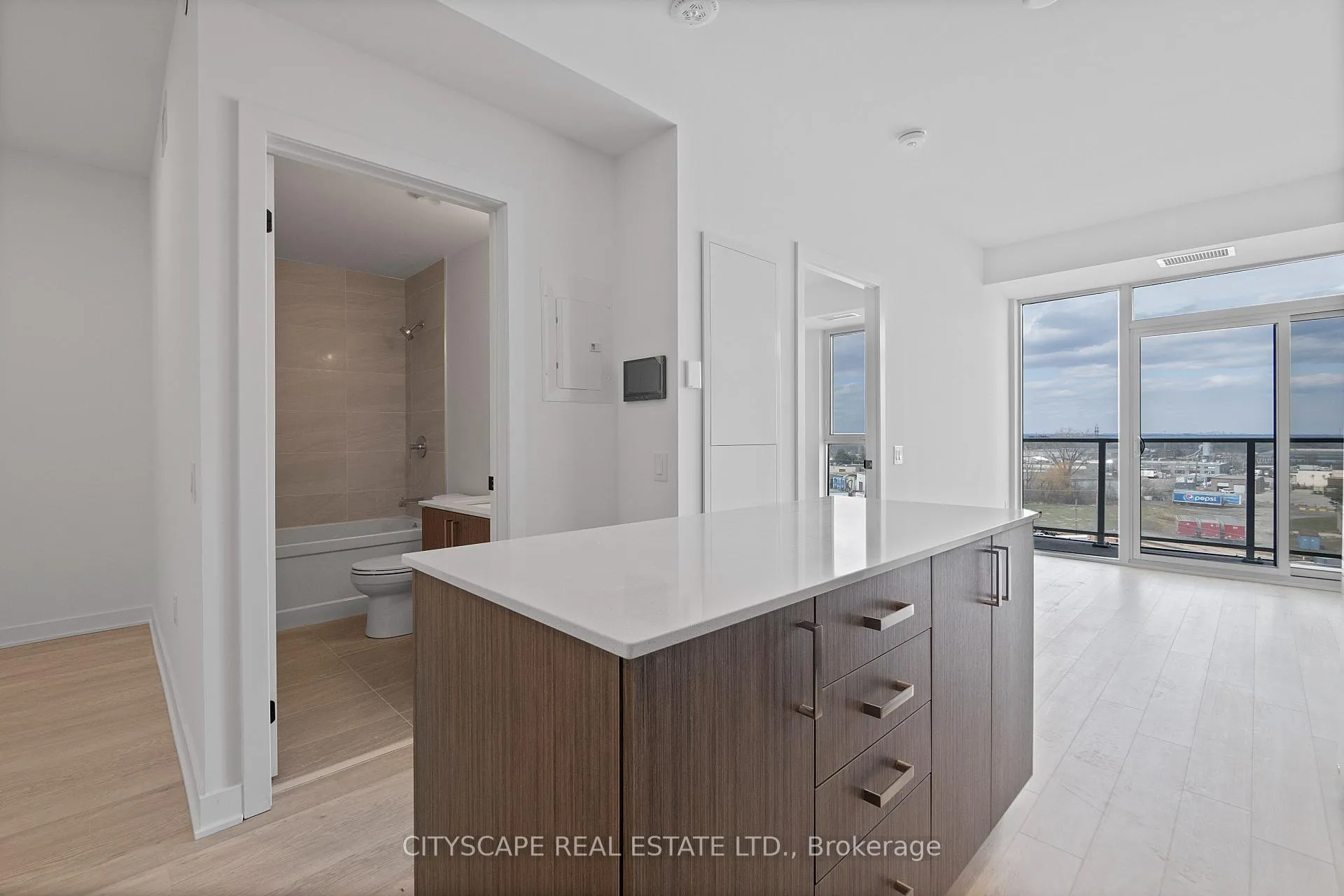 Photo 7 of Unit 610, 2782 Barton Street E, Hamilton, Riverdale — HOMEH