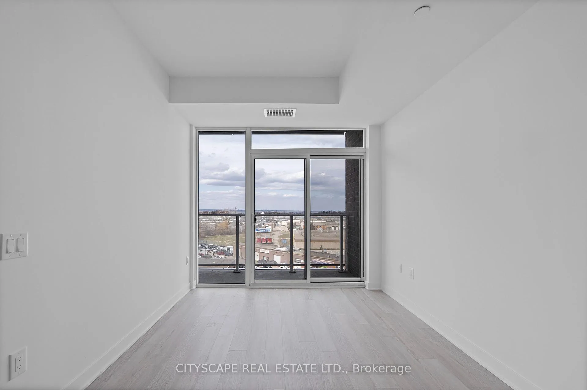 Photo 11 of Unit 610, 2782 Barton Street E, Hamilton, Riverdale — HOMEH