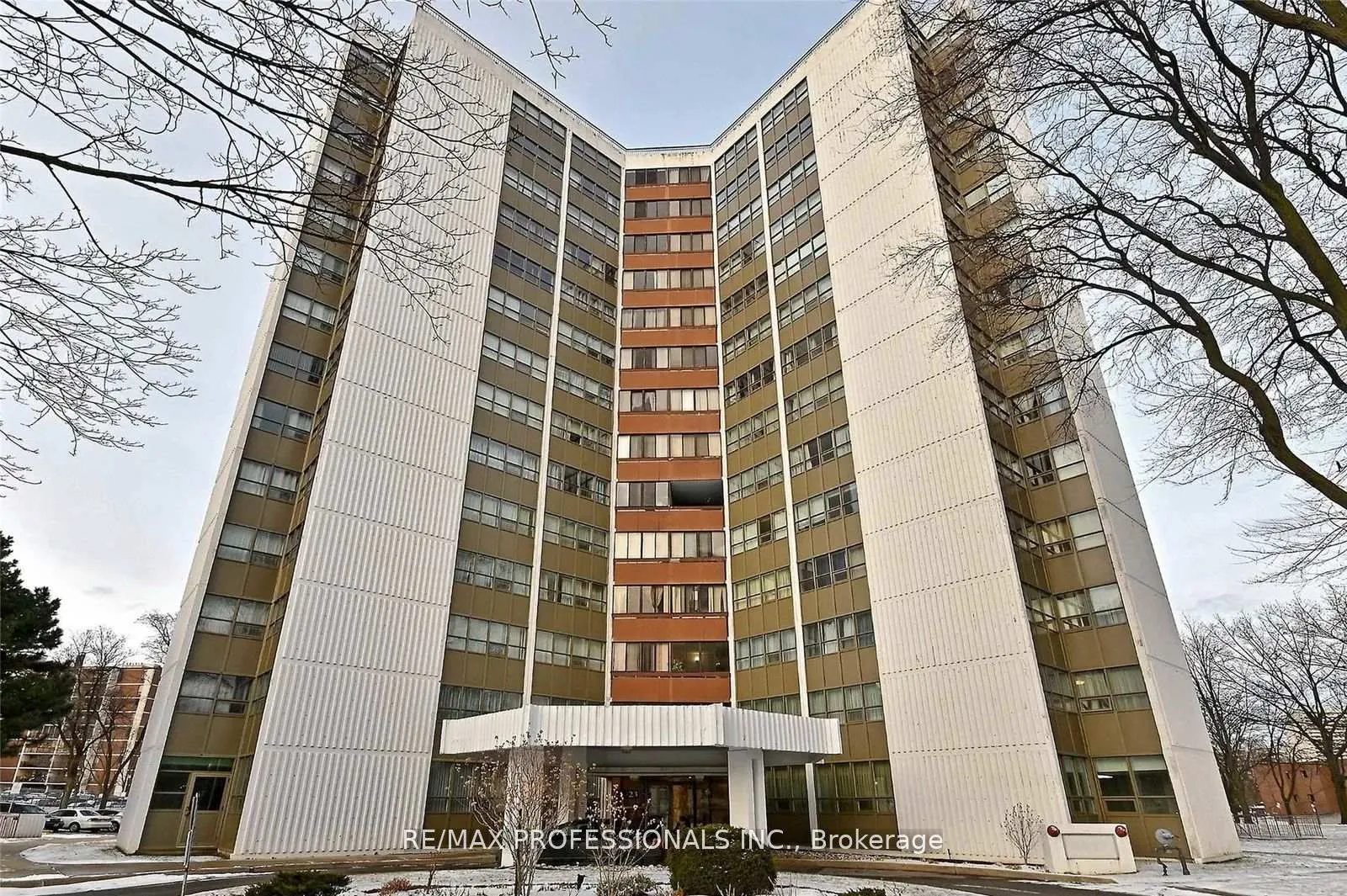 Front of Unit 802, 2323 Confederation Parkway
