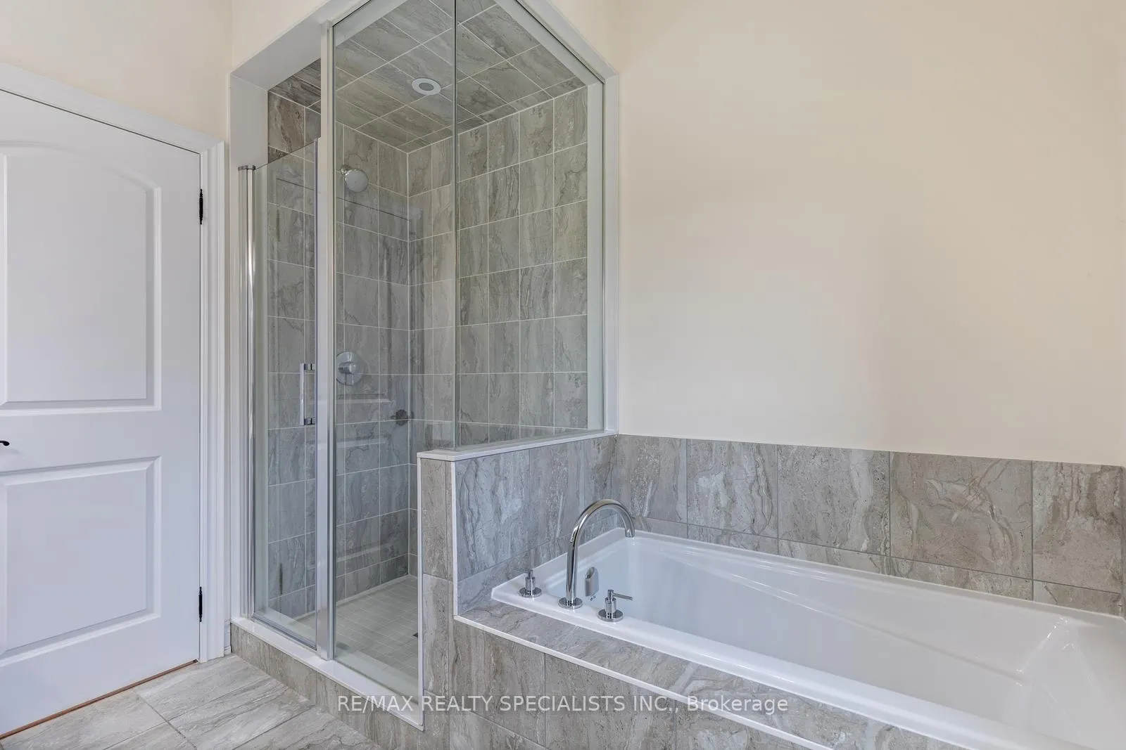 Photo 29 of 39 New Yorkton Avenue, Markham, Angus Glen — HOMEH