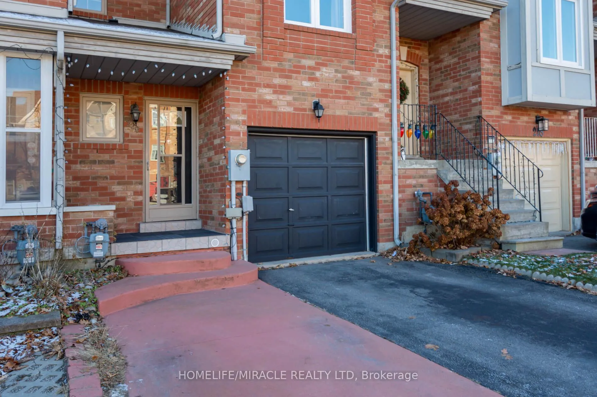Photo 2 of 220 Kelso Crescent, Vaughan, Maple — HOMEH