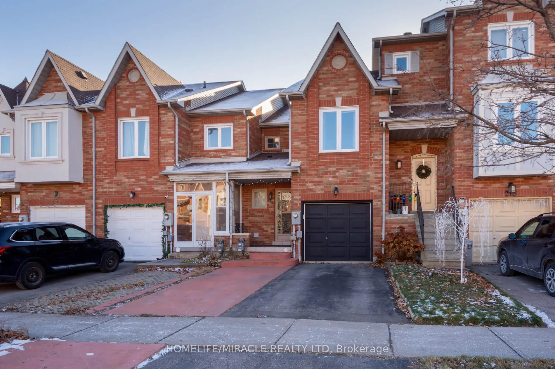 Photo 3 of 220 Kelso Crescent, Vaughan, Maple — HOMEH