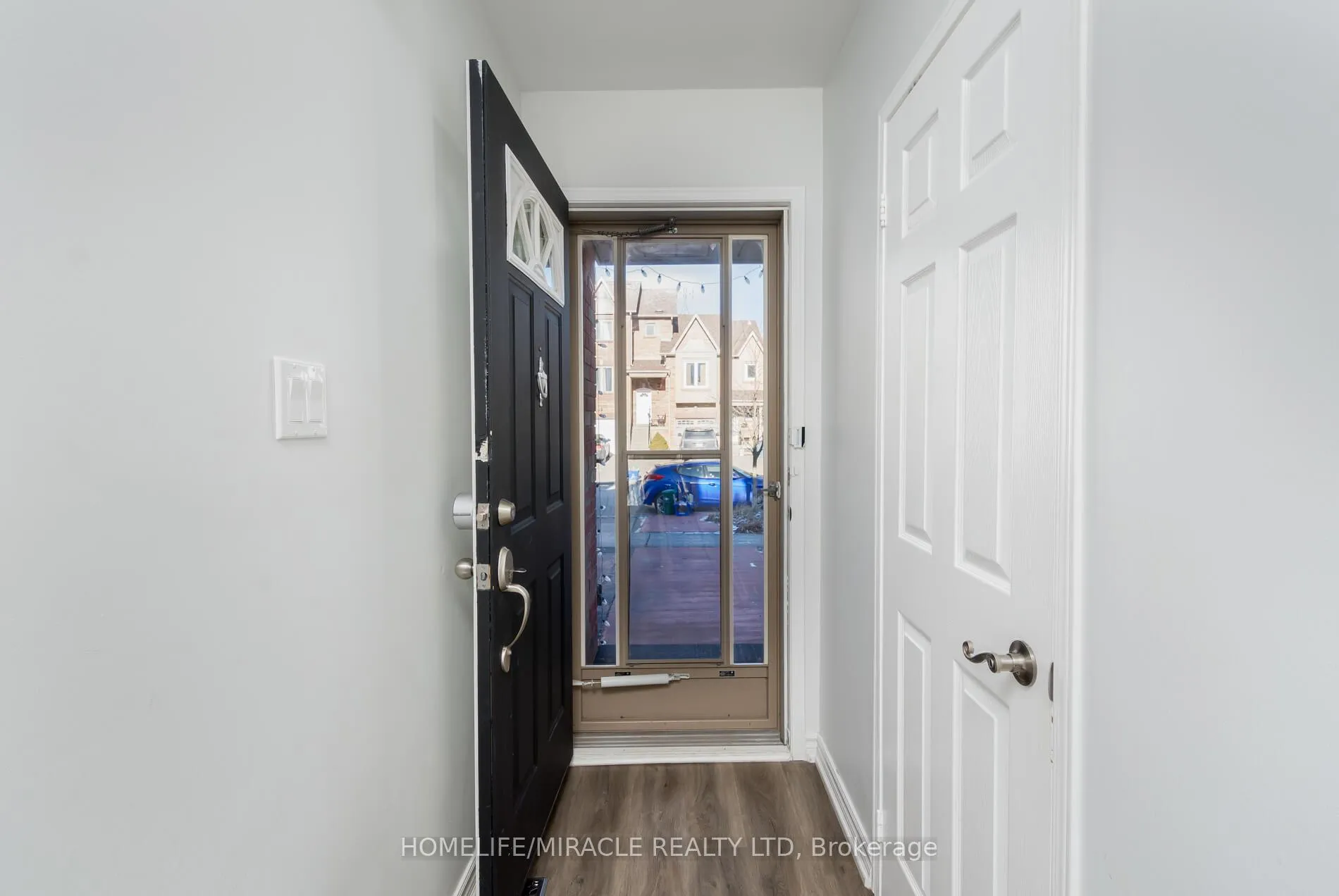 Photo 5 of 220 Kelso Crescent, Vaughan, Maple — HOMEH