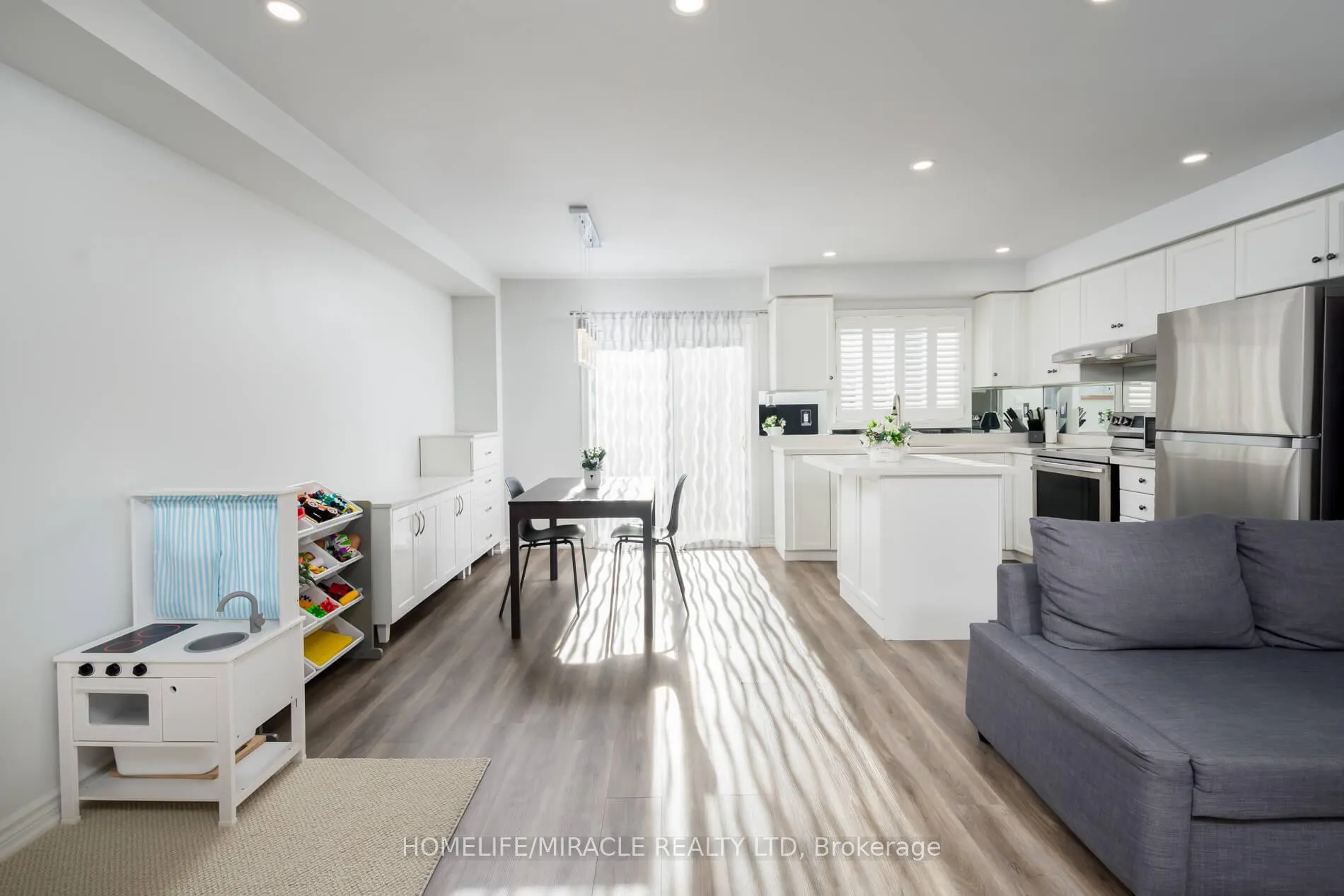 Photo 8 of 220 Kelso Crescent, Vaughan, Maple — HOMEH