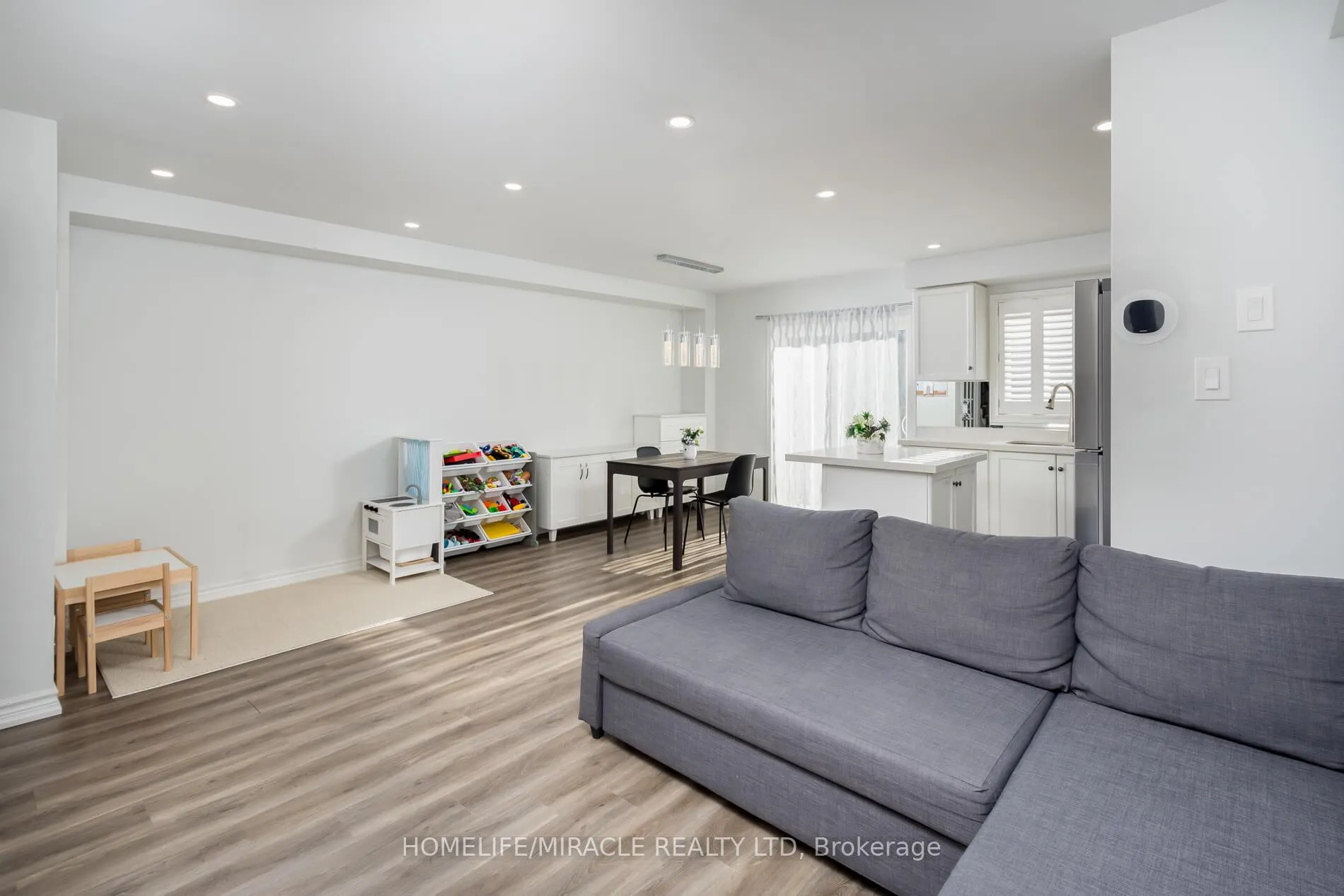 Photo 12 of 220 Kelso Crescent, Vaughan, Maple — HOMEH