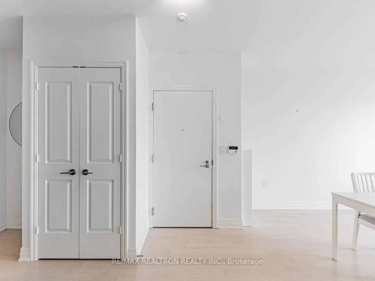 Photo 4 of Unit 5205, 8 The Esplanade, Toronto, Waterfront Communities — HOMEH
