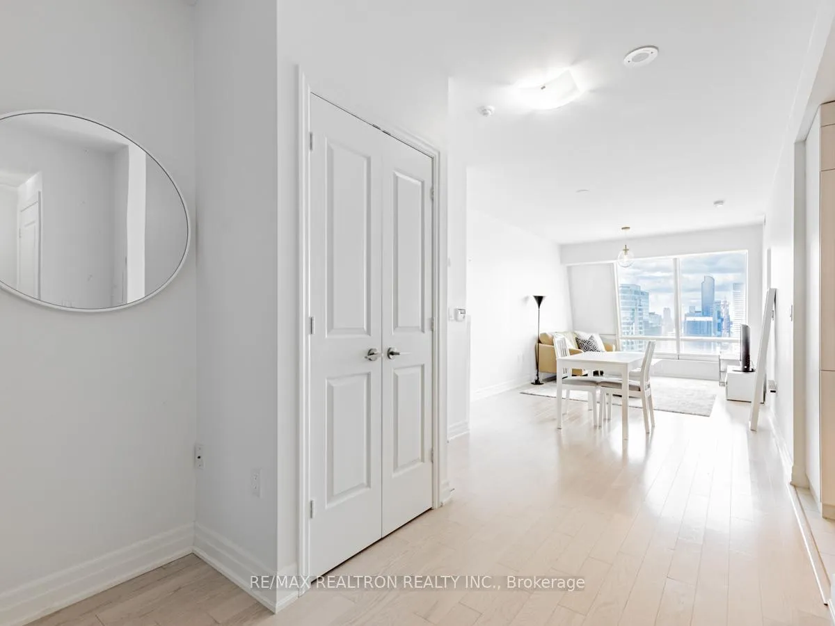 Photo 8 of Unit 5205, 8 The Esplanade, Toronto, Waterfront Communities — HOMEH