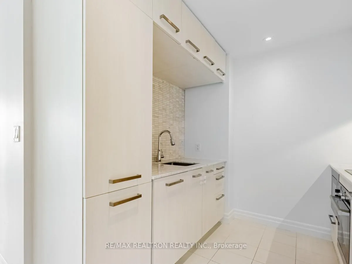 Photo 10 of Unit 5205, 8 The Esplanade, Toronto, Waterfront Communities — HOMEH