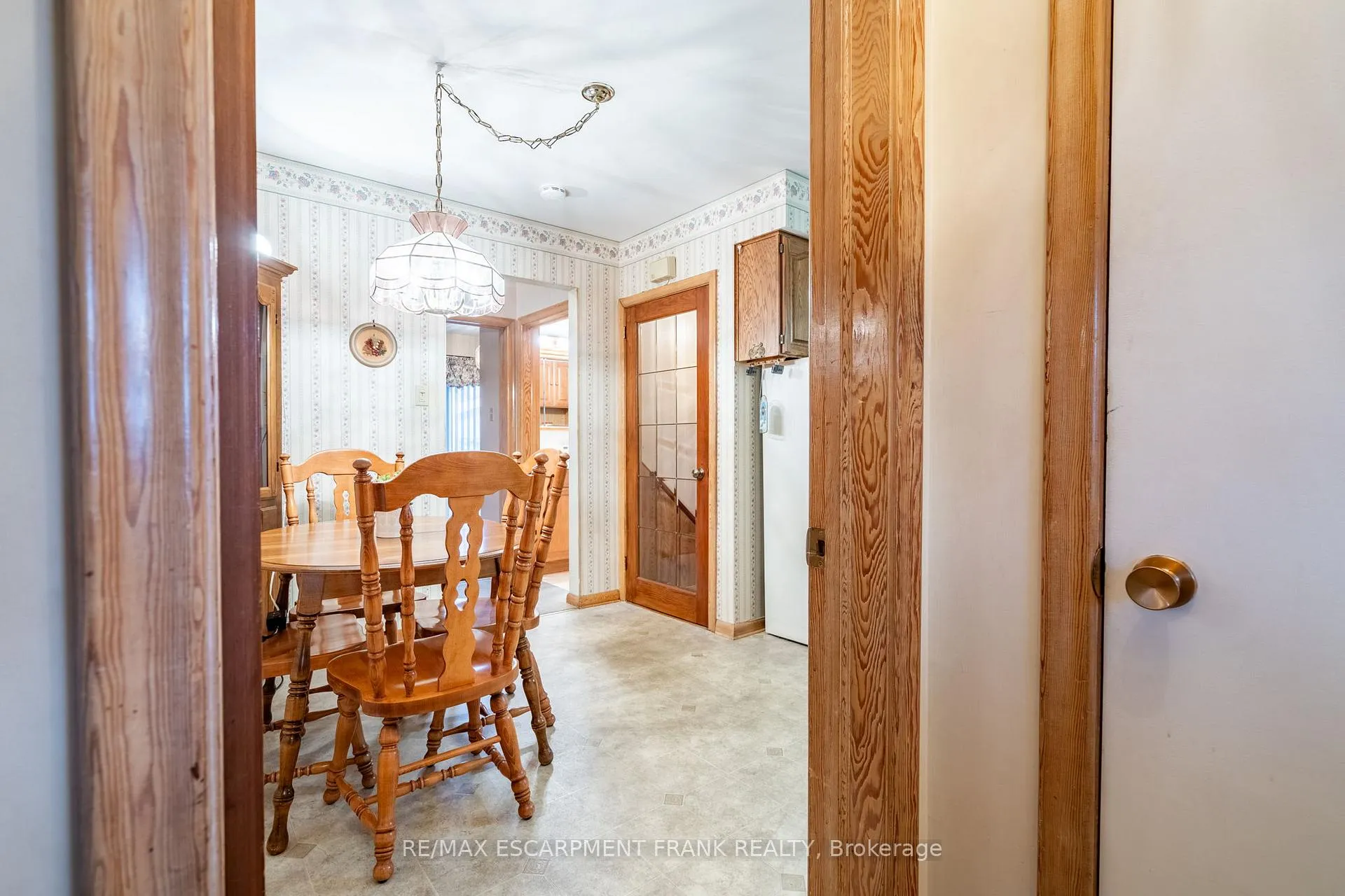 Photo 3 of 1053 Fennell Avenue E, Hamilton, Hampton Heights — HOMEH