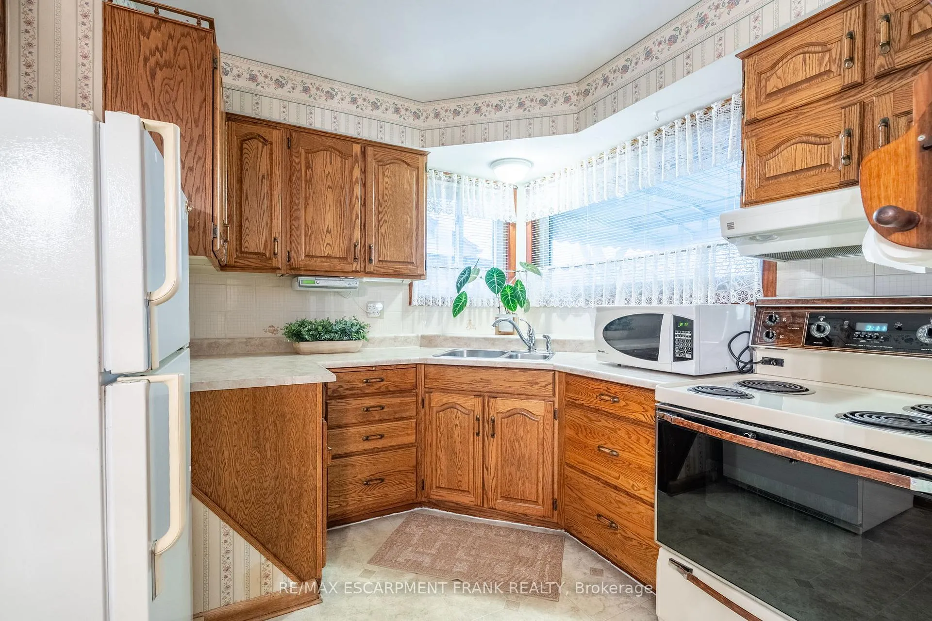 Photo 5 of 1053 Fennell Avenue E, Hamilton, Hampton Heights — HOMEH