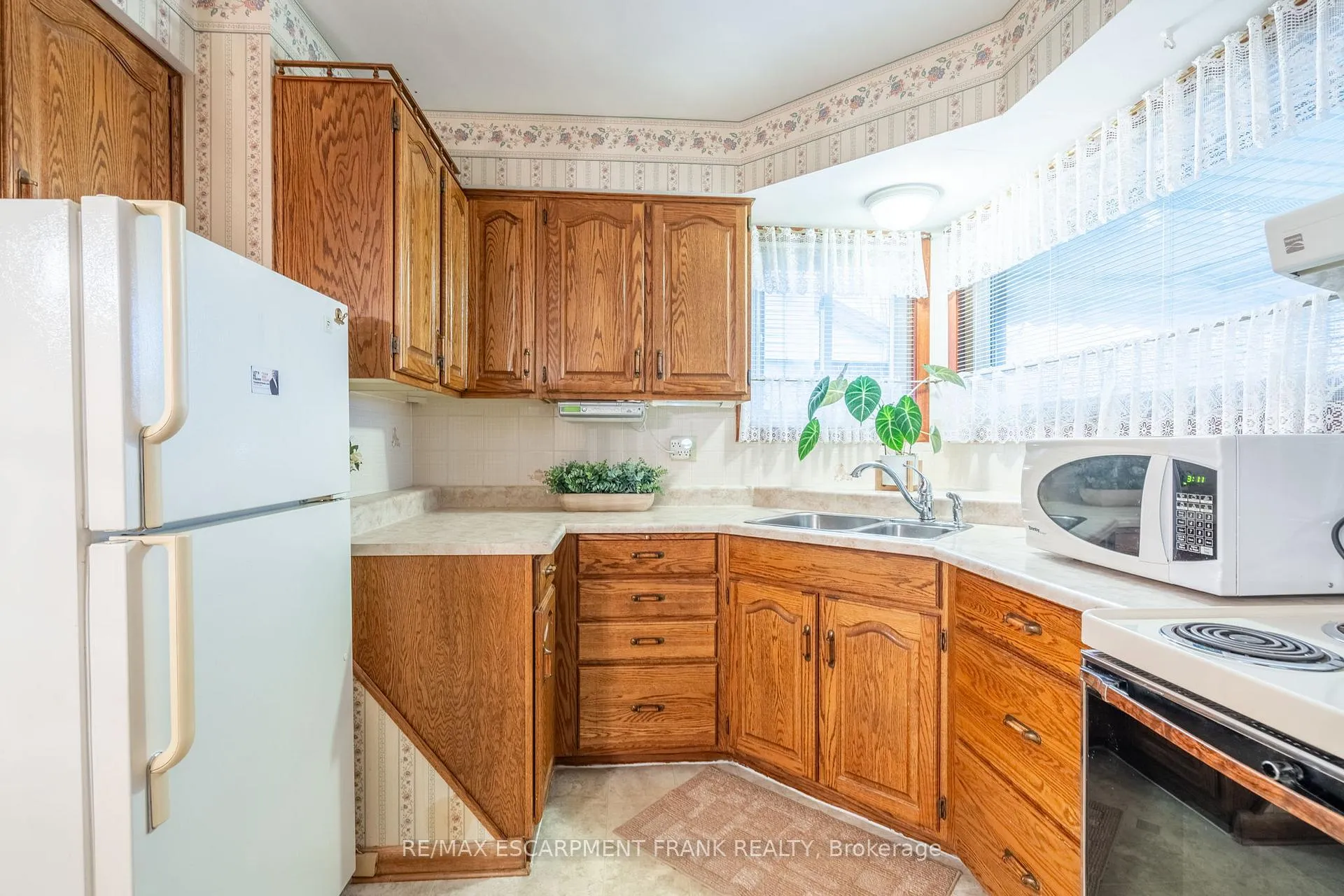 Photo 6 of 1053 Fennell Avenue E, Hamilton, Hampton Heights — HOMEH