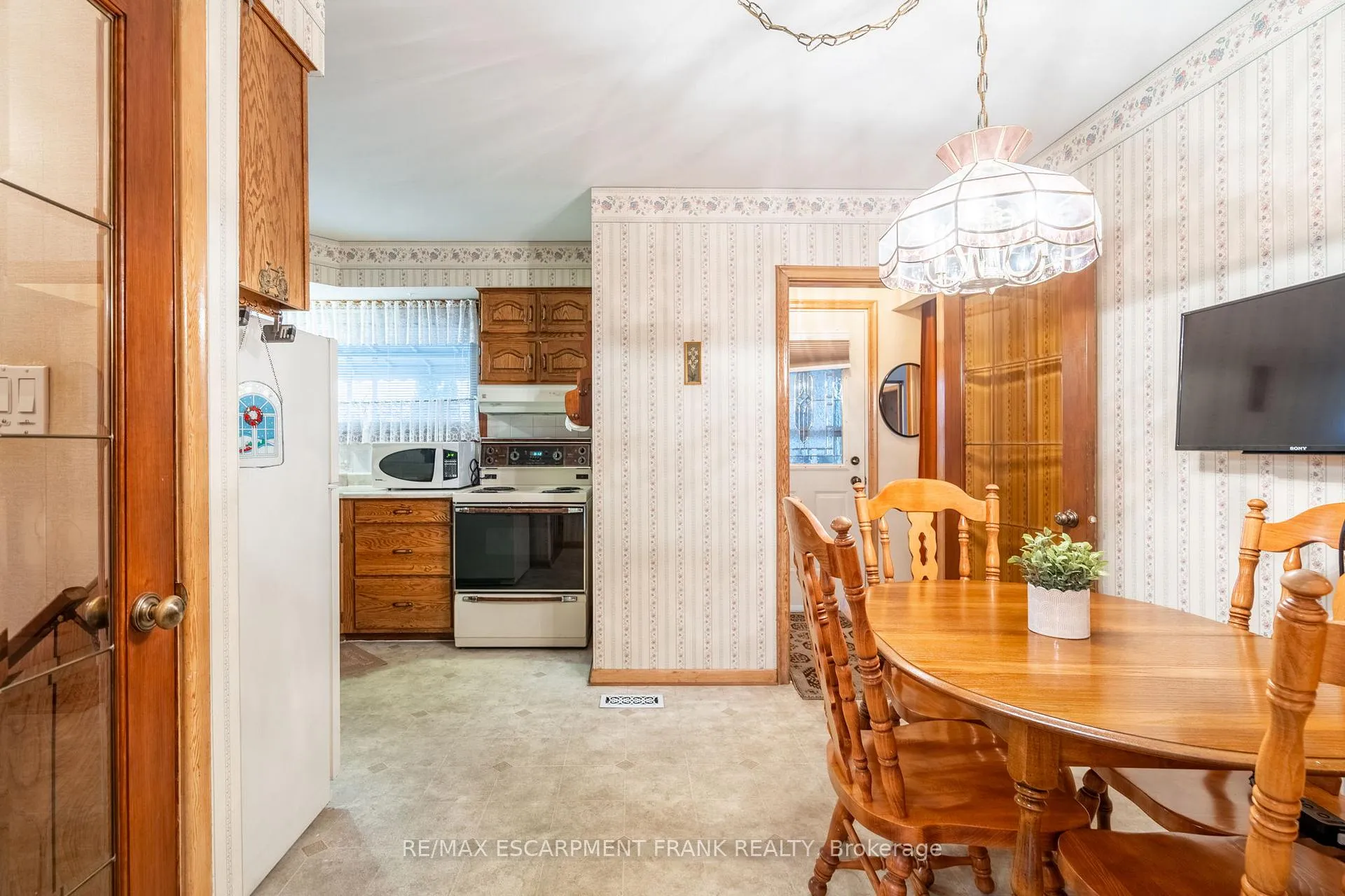 Photo 8 of 1053 Fennell Avenue E, Hamilton, Hampton Heights — HOMEH