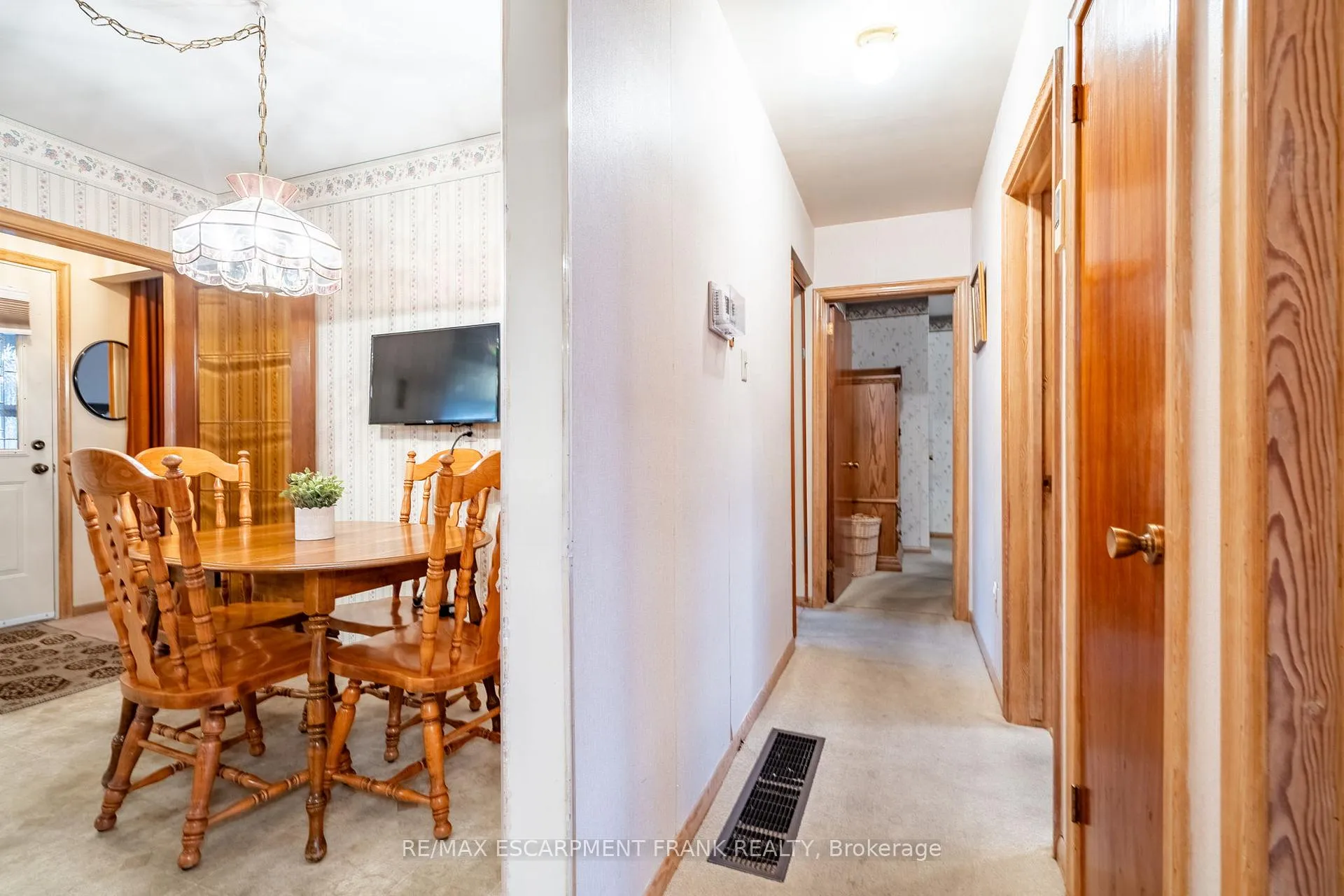 Photo 9 of 1053 Fennell Avenue E, Hamilton, Hampton Heights — HOMEH