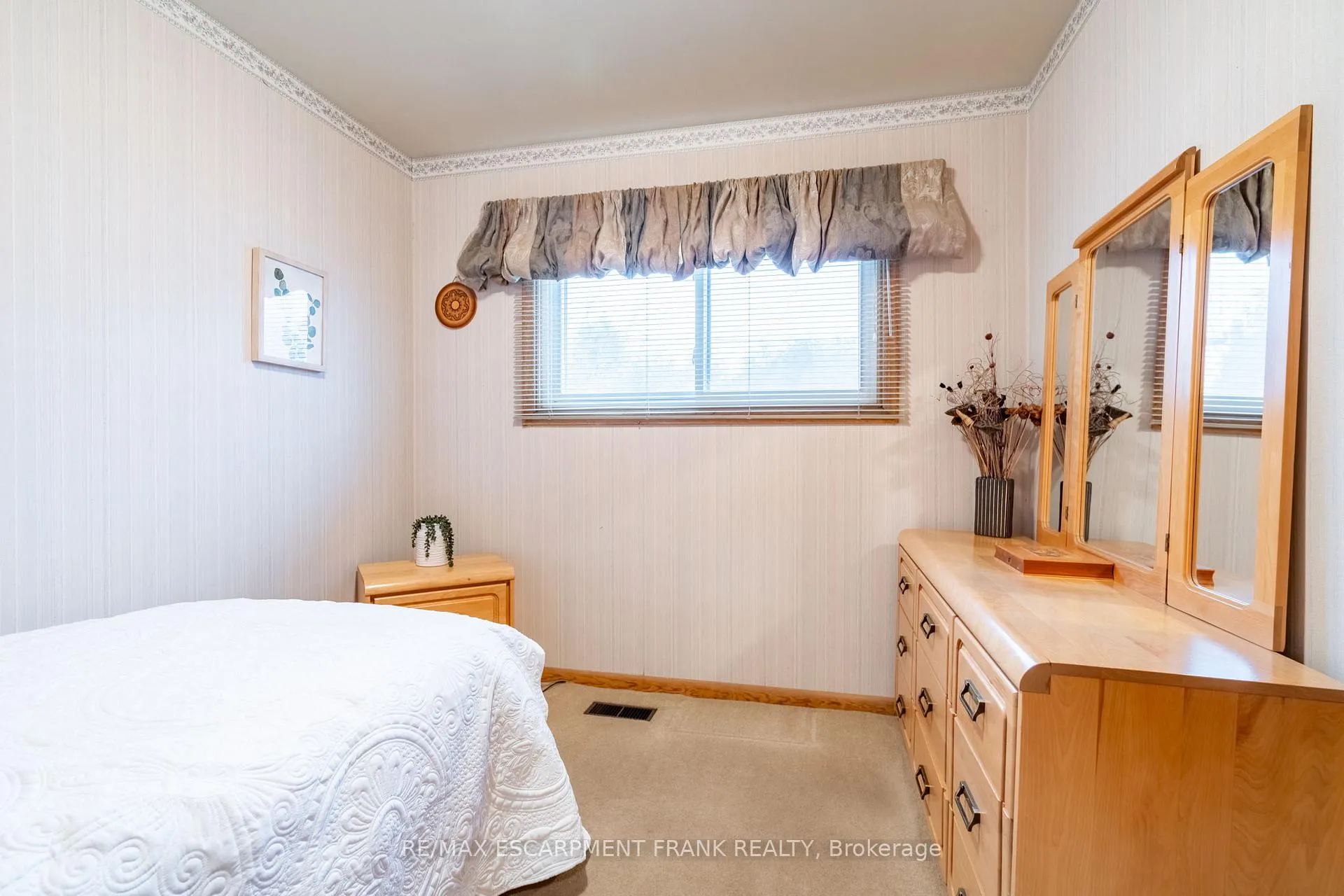 Photo 16 of 1053 Fennell Avenue E, Hamilton, Hampton Heights — HOMEH