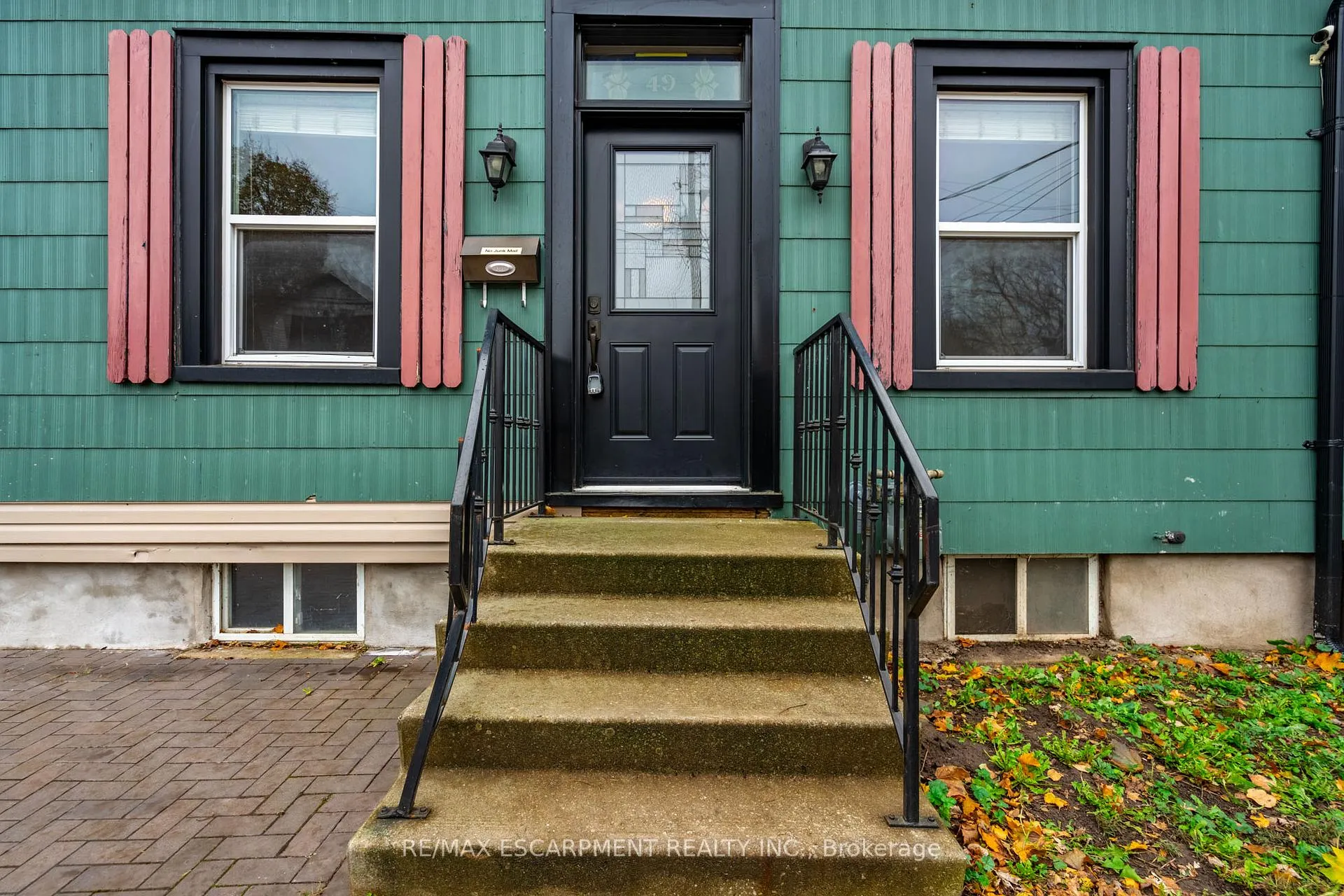Photo 3 of 49 Jones Street, Hamilton, Strathcona — HOMEH