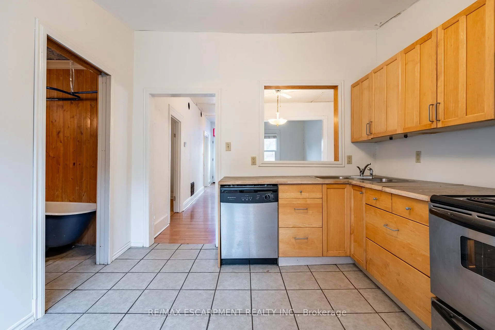 Photo 11 of 49 Jones Street, Hamilton, Strathcona — HOMEH