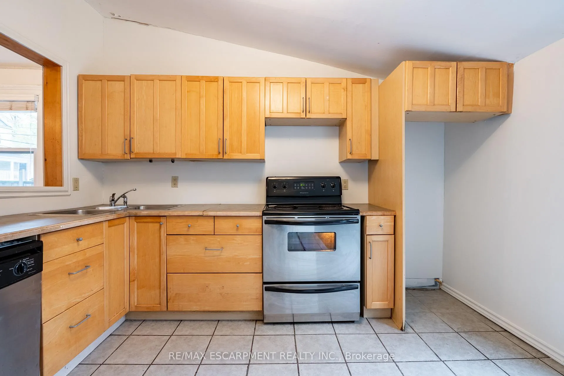 Photo 12 of 49 Jones Street, Hamilton, Strathcona — HOMEH
