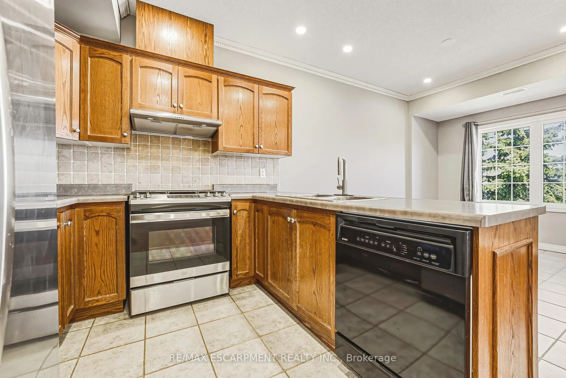 Photo 11 of Unit 14, 2 Harbour Drive, Hamilton, Lakeshore — HOMEH