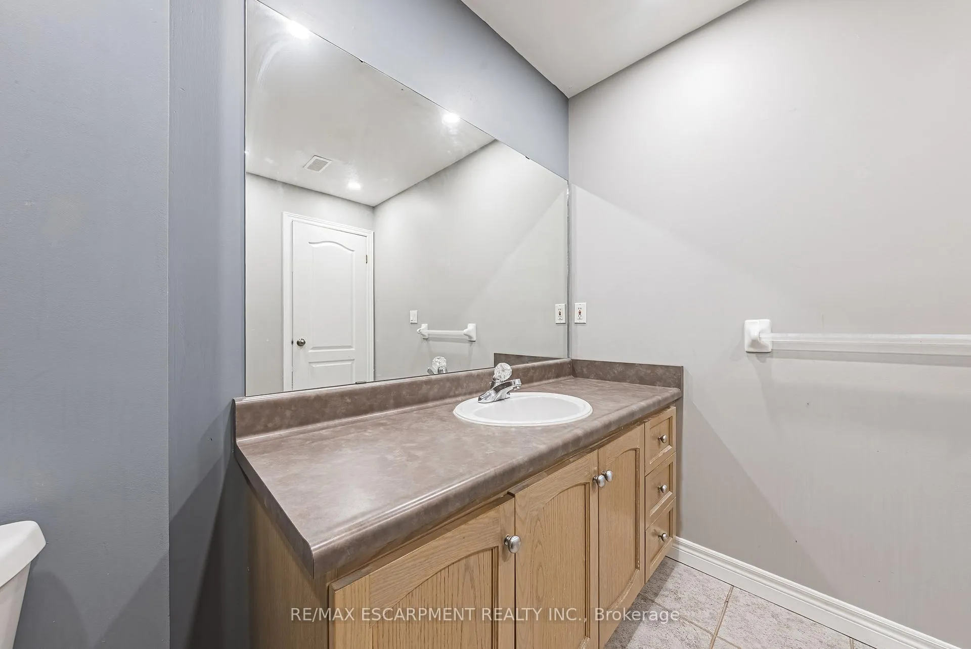 Photo 20 of Unit 14, 2 Harbour Drive, Hamilton, Lakeshore — HOMEH