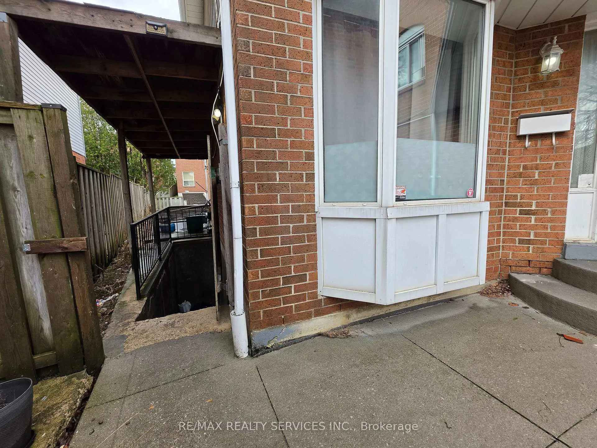 Photo 3 of 377 Mill Street S, Brampton, Brampton South — HOMEH