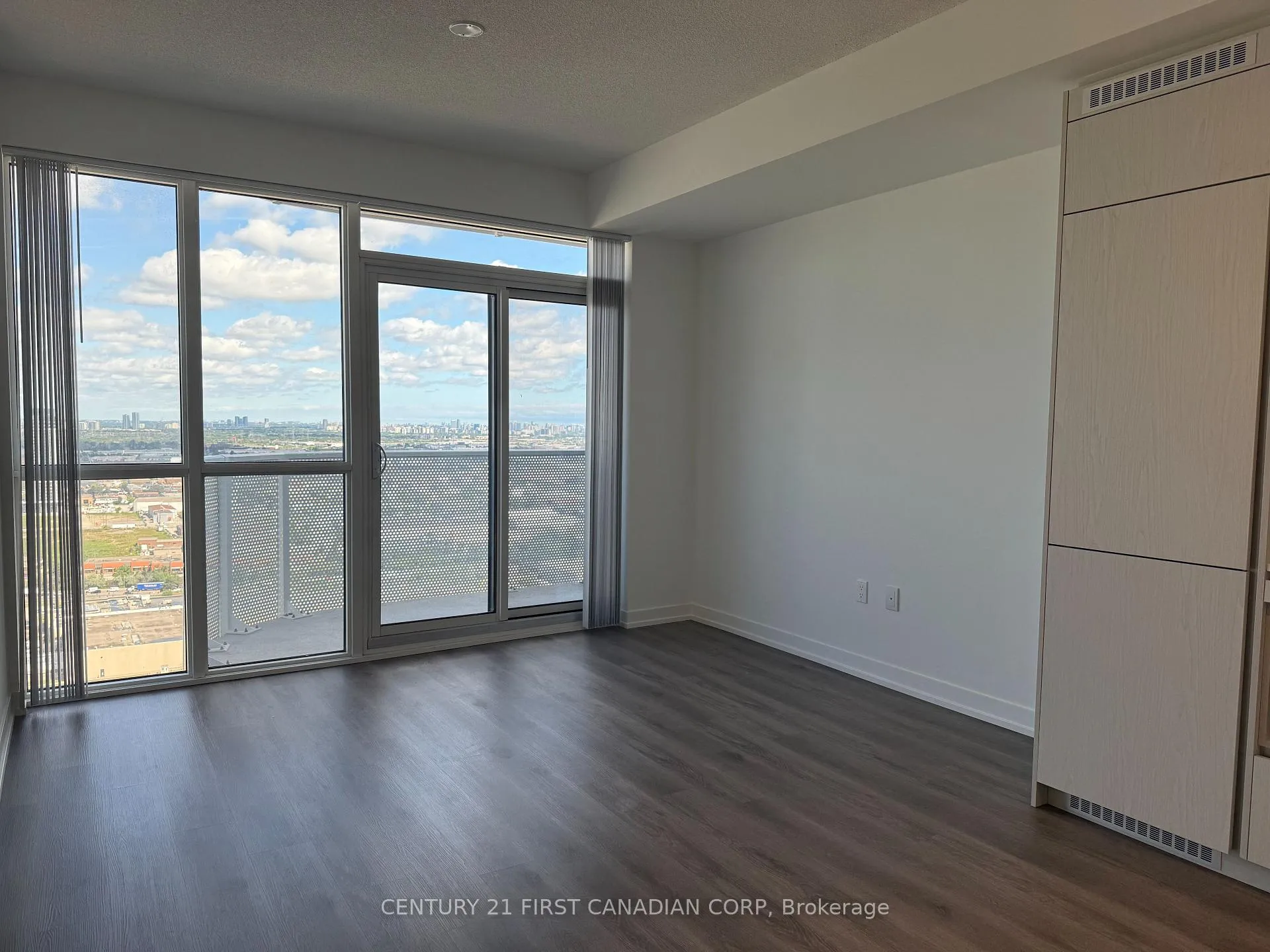 Photo 3 of Unit D-3705, 28 Interchange Way, Vaughan, Vaughan Corporate Centre — HOMEH