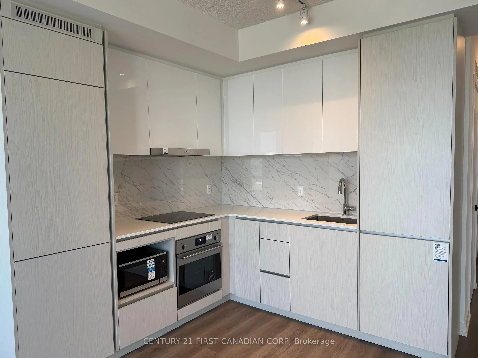 Photo 5 of Unit D-3705, 28 Interchange Way, Vaughan, Vaughan Corporate Centre — HOMEH