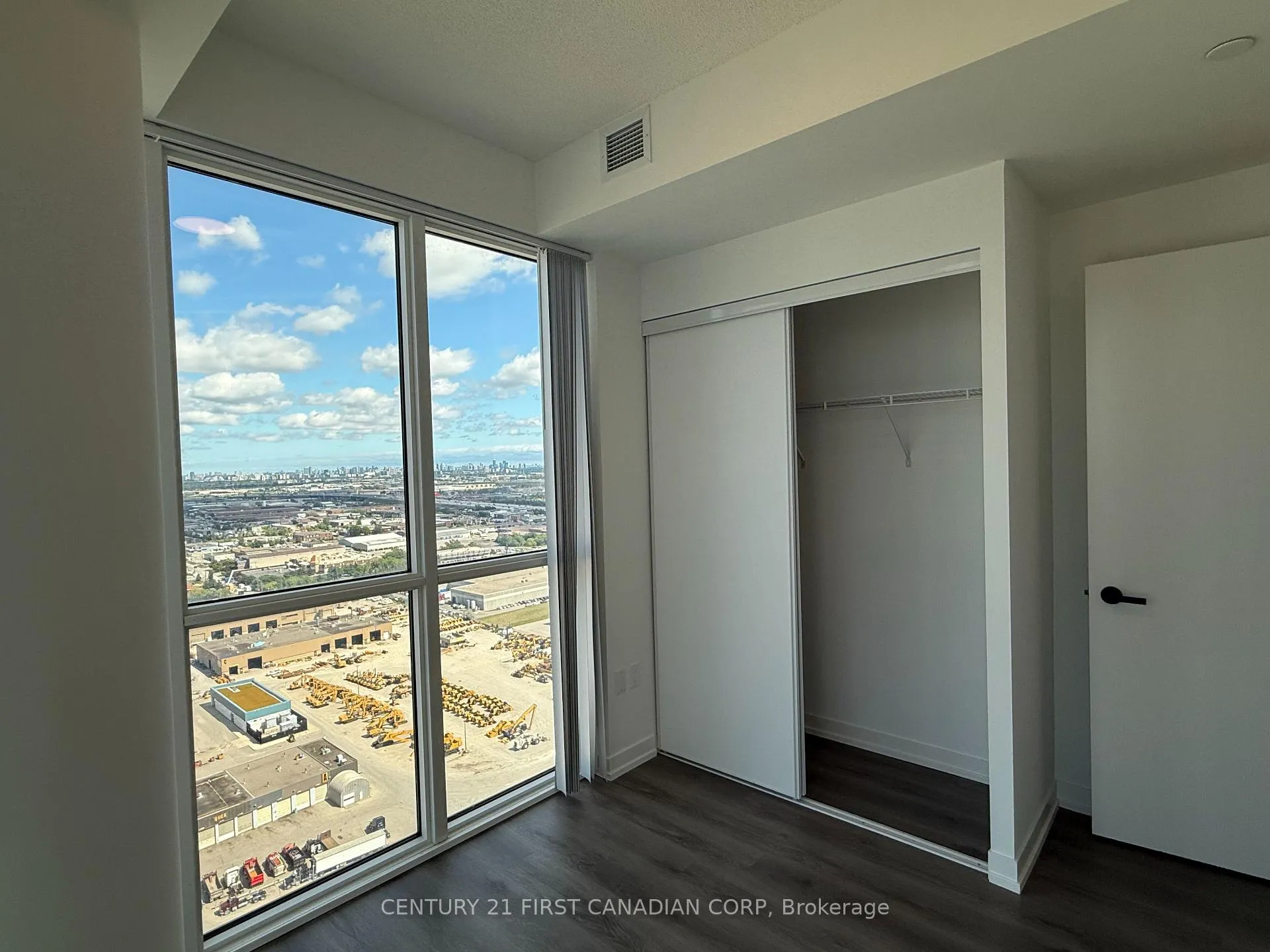 Photo 9 of Unit D-3705, 28 Interchange Way, Vaughan, Vaughan Corporate Centre — HOMEH