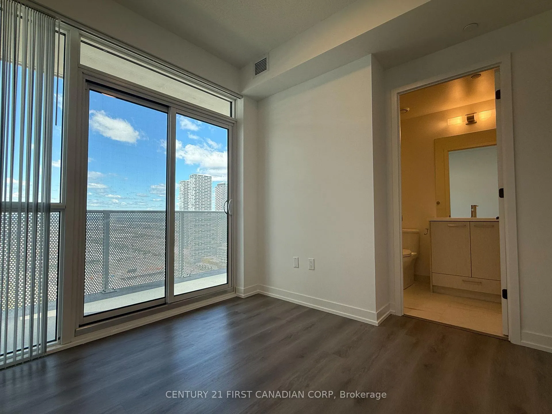 Photo 13 of Unit D-3705, 28 Interchange Way, Vaughan, Vaughan Corporate Centre — HOMEH