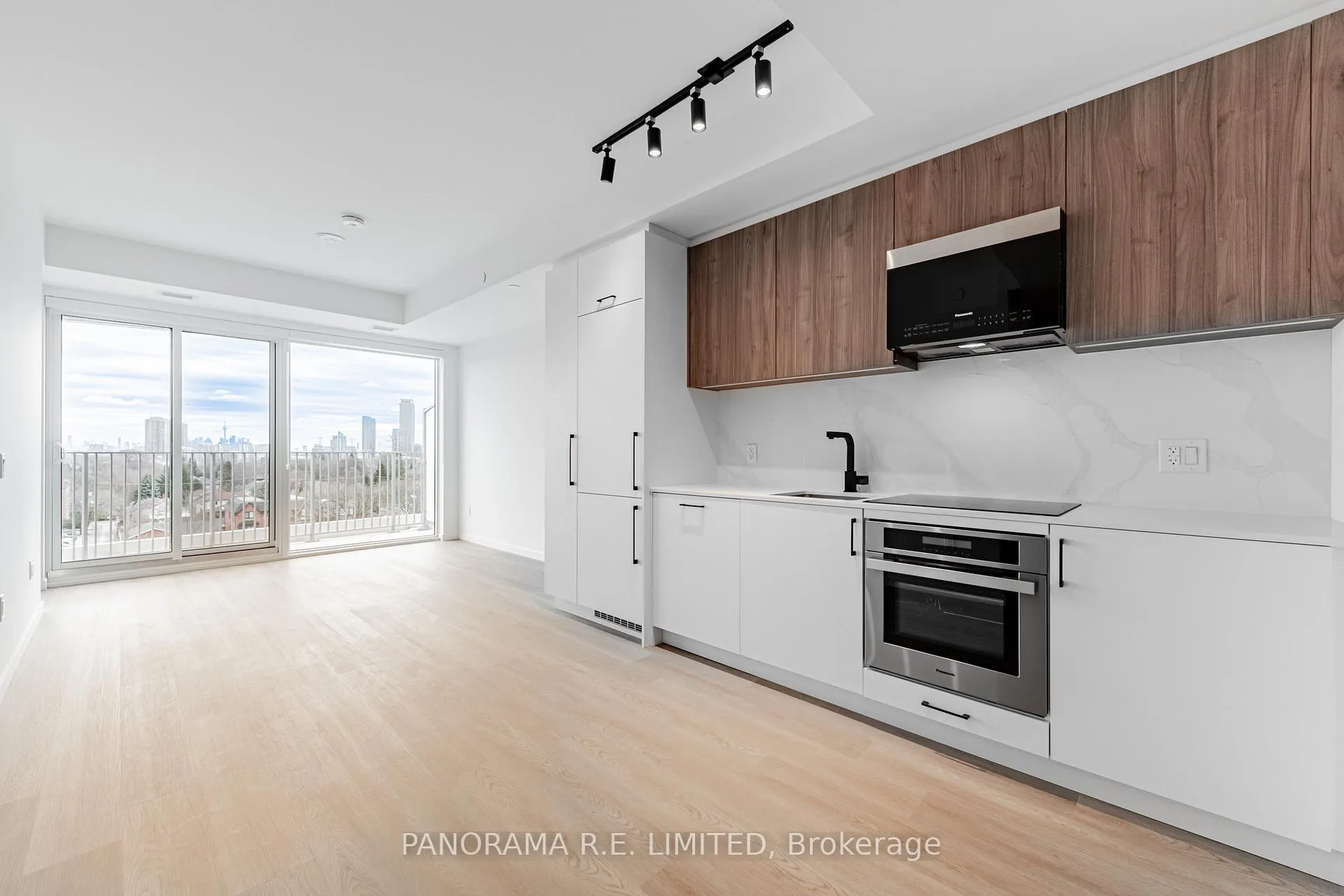 Front of Unit 623, 689 The Queensway