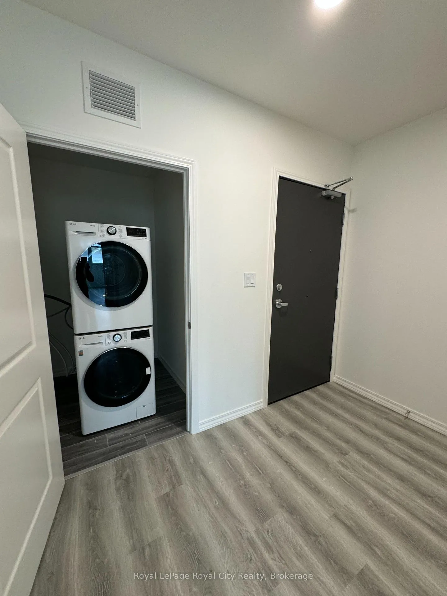 Photo 3 of Unit 211, 1098 Paisley Road, Guelph, Willow West/Sugarbush/West Acres — HOMEH