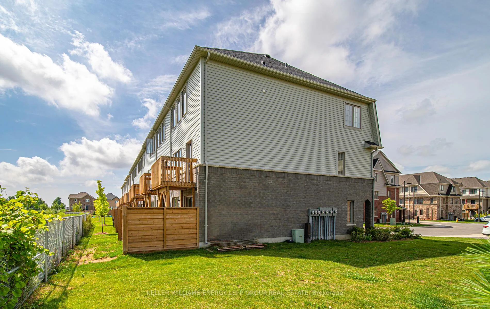 Photo 7 of 193 Danzatore Path, Oshawa, Windfields — HOMEH