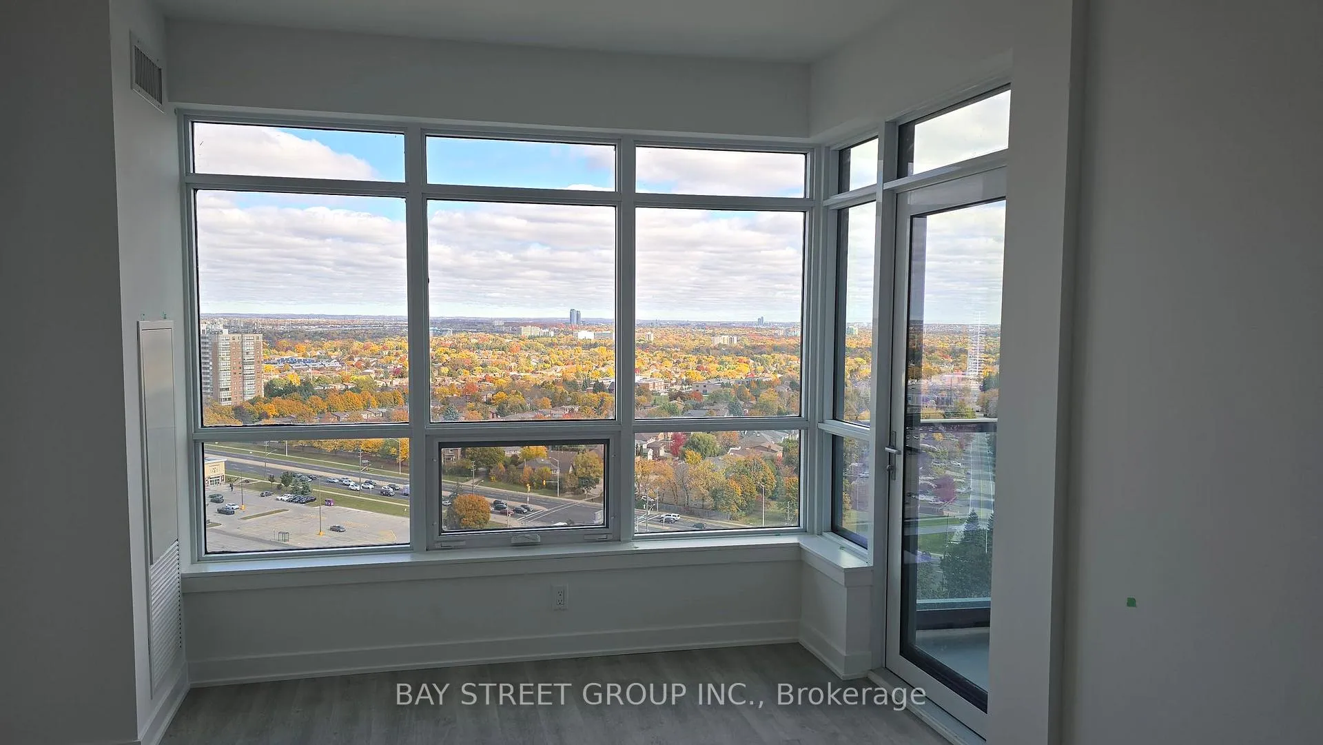 Photo 7 of Unit 2711B, 50 Upper Mall Way, Vaughan, Brownridge — HOMEH