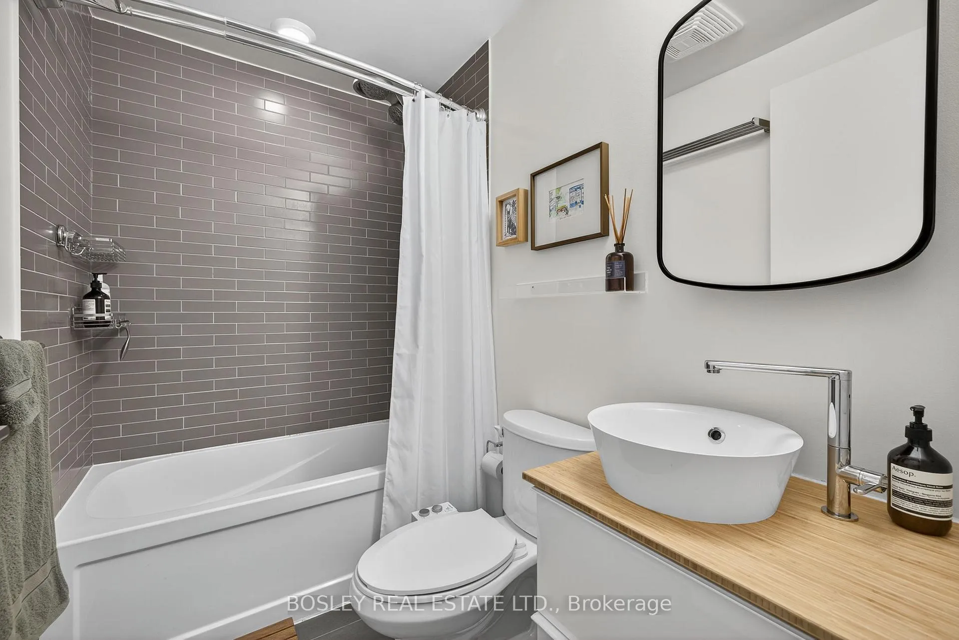 Photo 17 of Unit 305, 1960 Queen Street E, Toronto, The Beaches — HOMEH