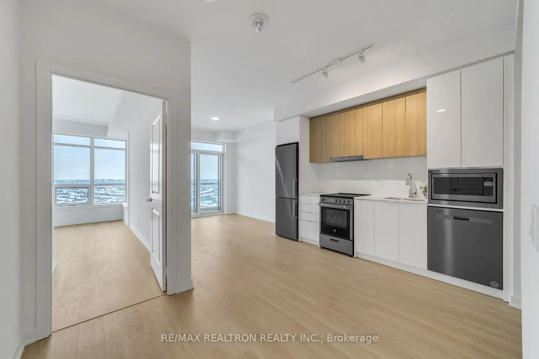 Photo 8 of Unit 1503, 30 Upper Mall Drive S, Vaughan, Brownridge — HOMEH
