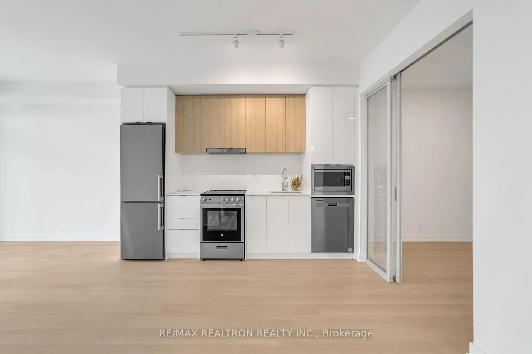 Photo 12 of Unit 1503, 30 Upper Mall Drive S, Vaughan, Brownridge — HOMEH