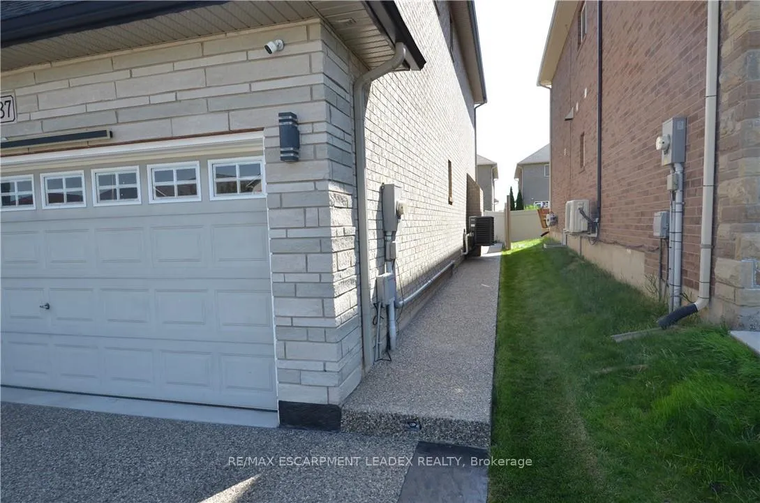 Photo 3 of Unit B, 187 Chambers Drive, Hamilton, Ancaster — HOMEH