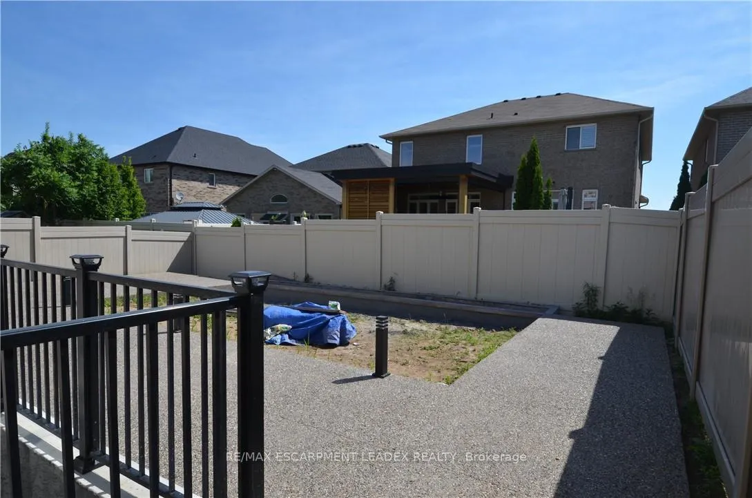 Photo 4 of Unit B, 187 Chambers Drive, Hamilton, Ancaster — HOMEH