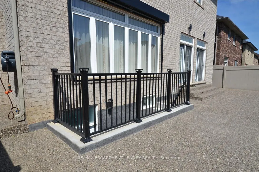 Photo 5 of Unit B, 187 Chambers Drive, Hamilton, Ancaster — HOMEH