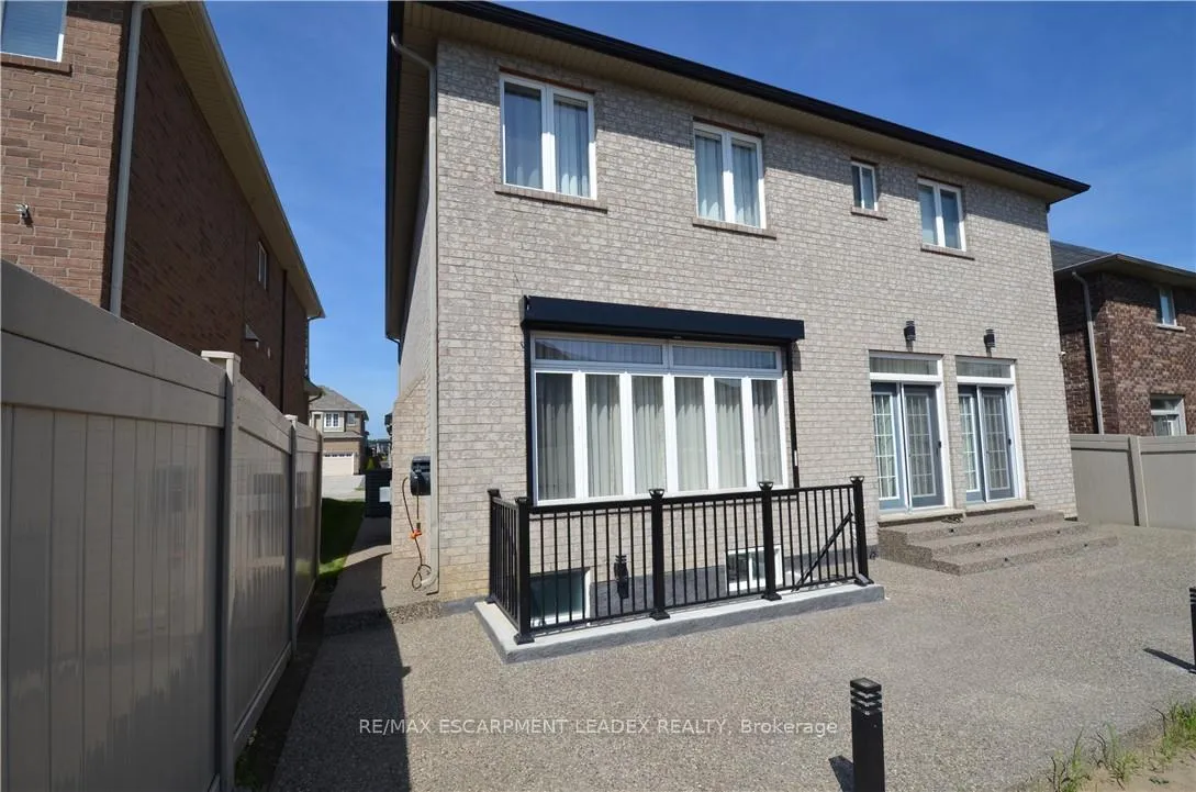 Photo 6 of Unit B, 187 Chambers Drive, Hamilton, Ancaster — HOMEH