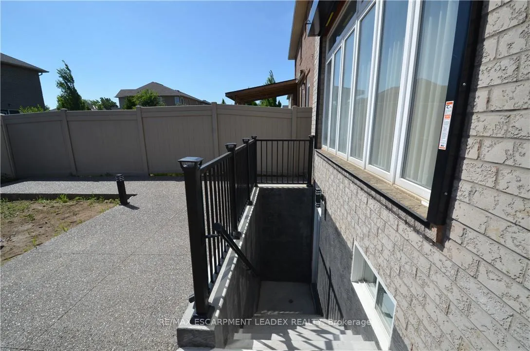 Photo 8 of Unit B, 187 Chambers Drive, Hamilton, Ancaster — HOMEH