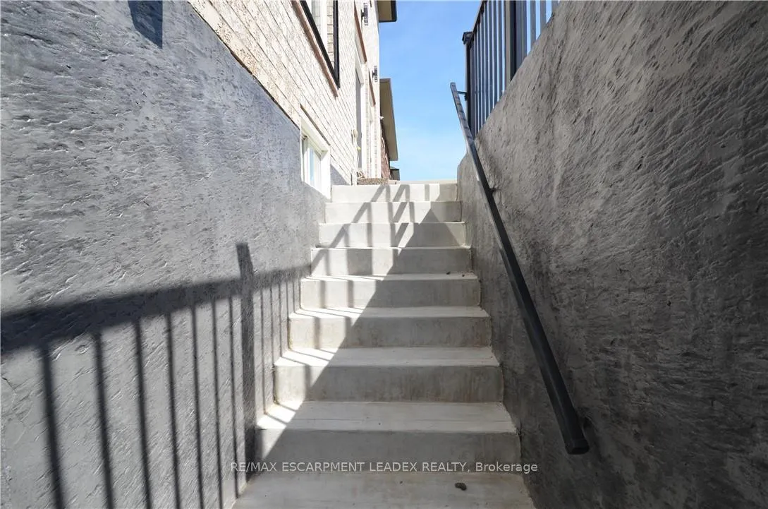 Photo 9 of Unit B, 187 Chambers Drive, Hamilton, Ancaster — HOMEH